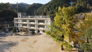 九州北部豪雨後の松末小学校